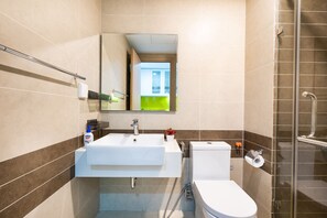 Haartrockner, Bidet, Handtücher, Seife