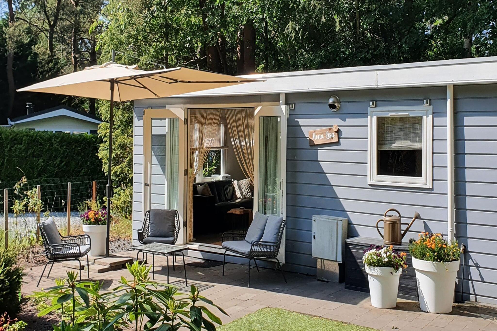 Une maison dotée d’un patio aménagé avec des meubles d’extérieur et des plantes en pot.