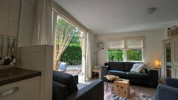 Een televisie en boeken