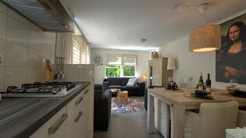 Een koelkast, een magnetron, een oven, een kookplaat