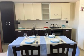 Kühlschrank, Ofen, Herdplatte, Wasserkocher mit Kaffee-/Teezubehör