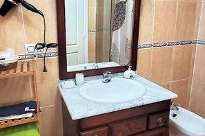 Shower, hair dryer - Duplex in Urb Naturista near Beach & Pool (Vera Playa)