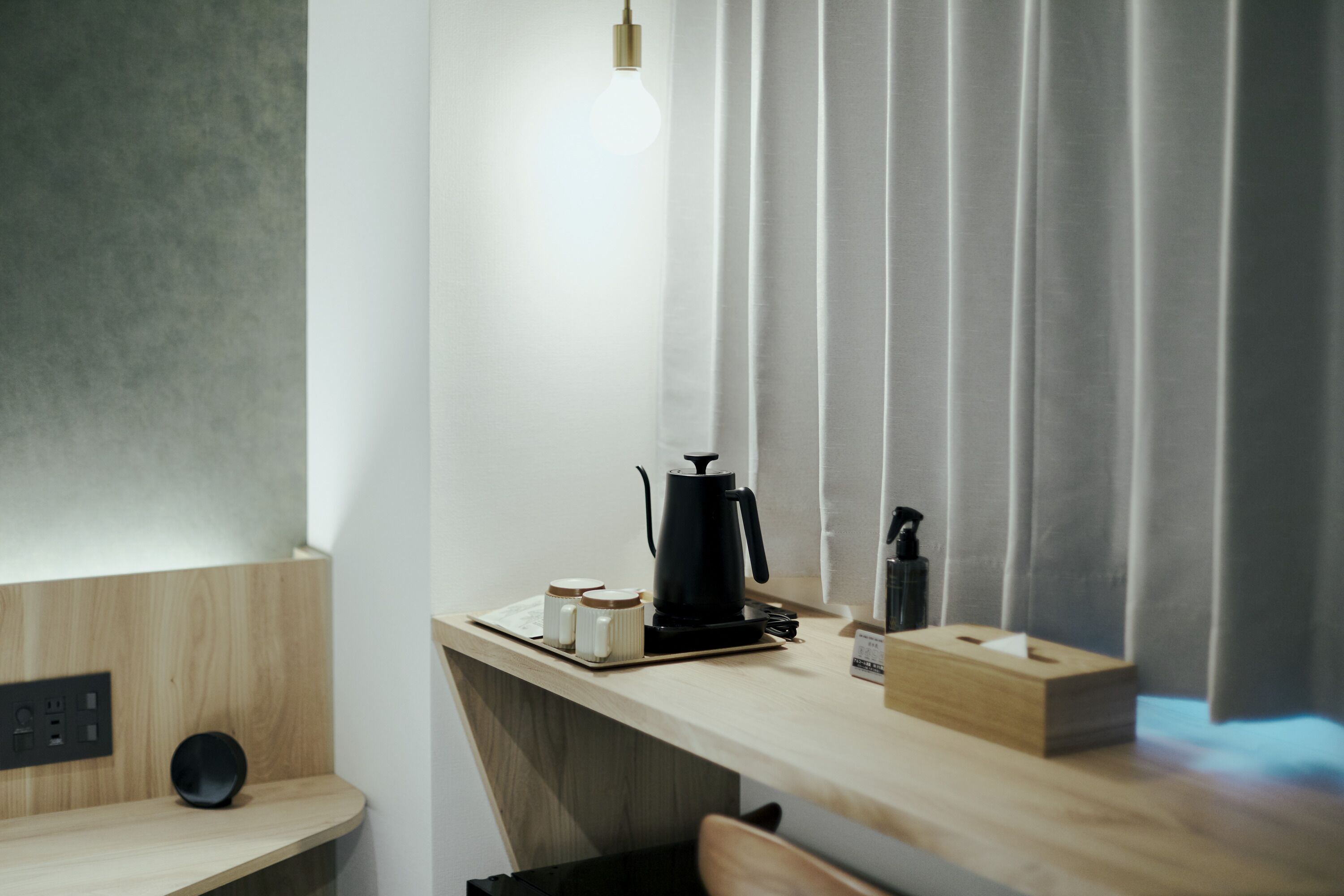 Une cuisine moderne dotée d’un plan de travail en bois, d’une machine à café et d’une bouilloire.