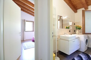 Douche, sèche-cheveux, bidet
