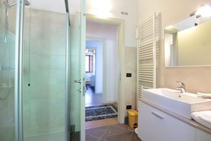 Shower, hair dryer, bidet - Holiday Home in Veneto with Prosecco Vineyards (Miane)