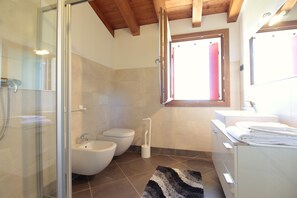 Douche, sèche-cheveux, bidet