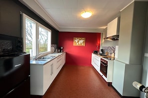 Réfrigérateur, micro-ondes, plaque de cuisson, lave-vaisselle
