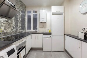Fridge, microwave, oven, stovetop - Tasteful Madrid Centre Rios Rosas - Business Ready (Madrid)
