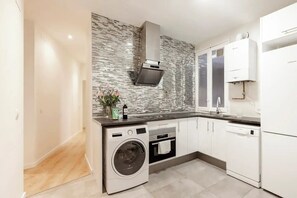 Fridge, microwave, oven, stovetop - Tasteful Madrid Centre Rios Rosas - Business Ready (Madrid)