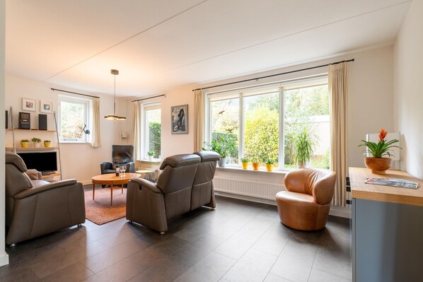 Smart TV - Free holiday home with big garden (Schoonloo)