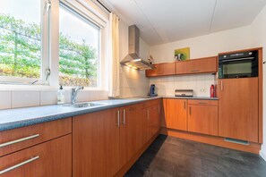 Fridge, microwave, stovetop, dishwasher