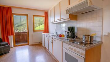 Kühlschrank, Ofen, Herdplatte, Wasserkocher mit Kaffee-/Teezubehör