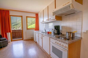 Refrigerador, horno, parrilla de estufa y cafetera y tetera 