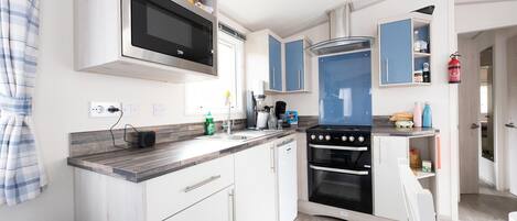 Een koelkast, een magnetron, een oven, een kookplaat