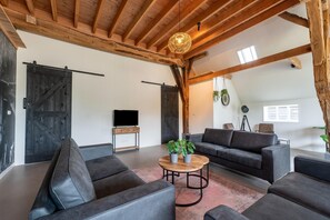 Smart TV - Pleasant holiday home in Voorst with garden (Voorst)