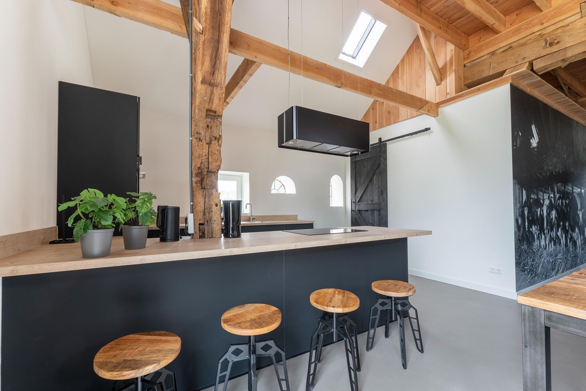 Een koelkast, een oven, een kookplaat, een koffiezetapparaat/waterkoker