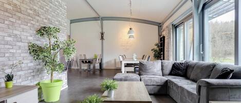 Smart TV, chimenea, reproductor de DVD, mesa de ping pong