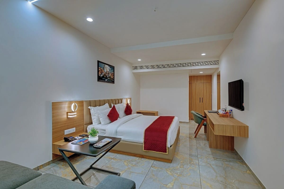 Premium Room | In-room safe, desk, blackout drapes, soundproofing