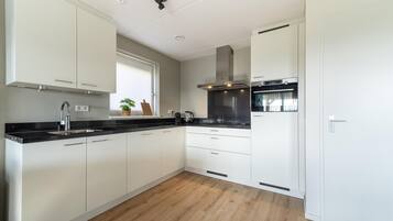 Køleskab, mikrobølgeovn, kogeplade, opvaskemaskine