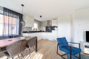 Fridge, microwave, stovetop, dishwasher - Holiday Home in Scherpenisse near Oosterschelde (Scherpenisse)