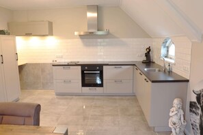 Kjøleskap, ovn, kokeplater og oppvaskmaskin