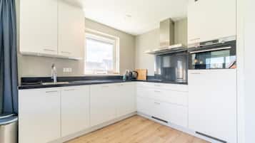 Frigorífico, microondas, placa de cocina y lavavajillas