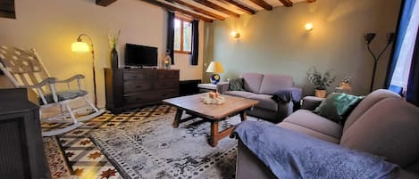 TV, fireplace