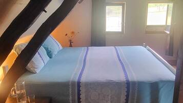 2 bedrooms, travel crib, free WiFi
