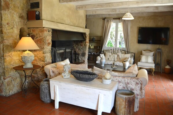 Smart TV, fireplace - Holiday home in Lorgues with private pool (Lorgues)