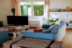 Smart TV, table tennis