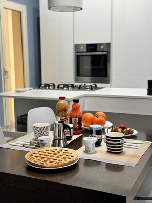 Kjøleskap, mikrobølgeovn, ovn og kokeplater