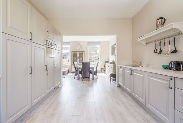 ثلاجة، ميكروويف، فرن، موقد طهي مسطح