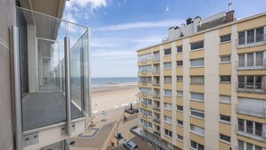 Un edificio alto con vista al mar.