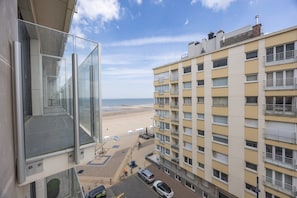 A high-rise building with a view of the beach.