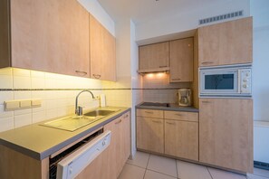 Fridge, microwave, oven, dishwasher - Apartment with 2 bedrooms and sea view (Middelkerke)