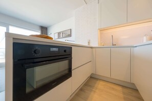 Fridge, oven, dishwasher, coffee/tea maker