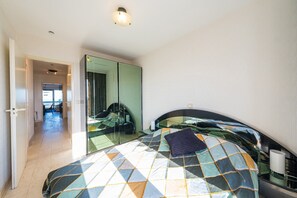 4 bedrooms, iron/ironing board, free WiFi