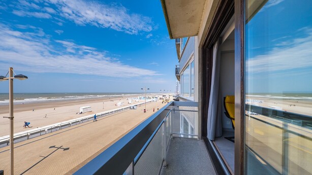 A balcony with a view of a beach and the sea. - Apartment with 3 bedrooms and sea view (Middelkerke)