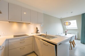Geladeira, fogão, cooktop, lava-louças