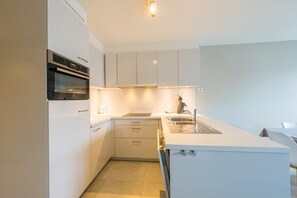 Fridge, oven, stovetop, dishwasher