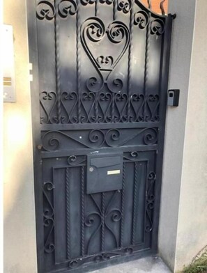 Exterior detail - La Maison des Roses (Nanterre)