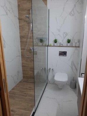 Shower, hair dryer, bidet, towels - Résidence Cherifa (Sousse)