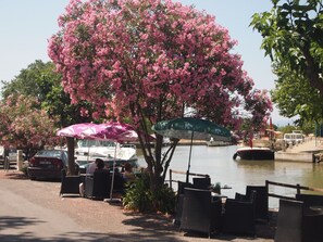 Outdoor dining - Beautiful air-con villa with private pool
In the canal-side village of Homps
 (Homps)