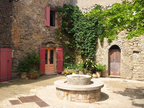 Beautiful air-con villa with private pool
In the canal-side village of Homps