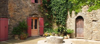 Beautiful air-con villa with private pool
In the canal-side village of Homps