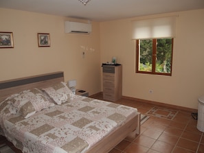 4 slaapkamers, een strijkplank/strijkijzer, gratis wifi, beddengoed