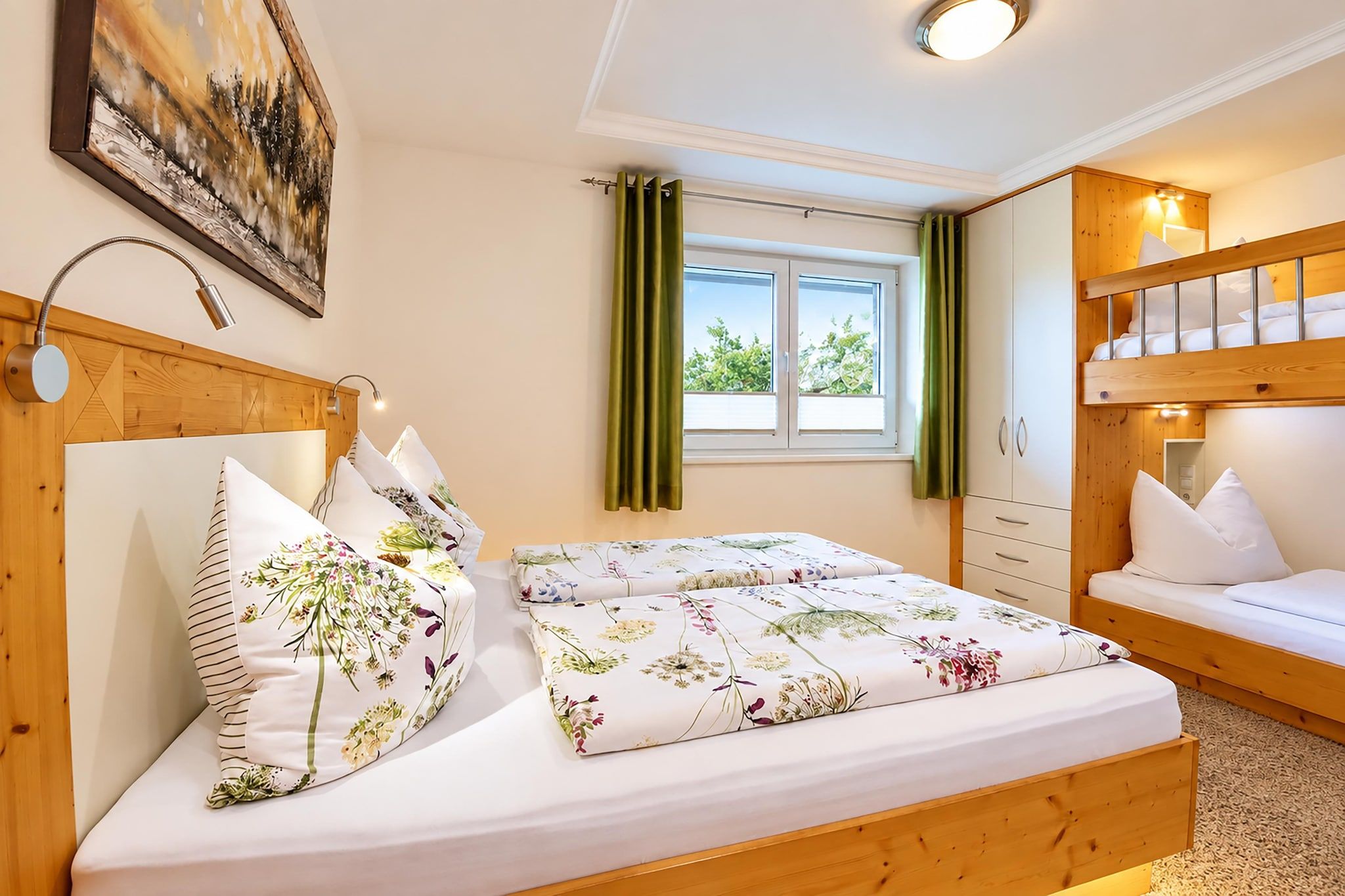Une chambre à coucher avec un lit, une fenêtre avec des rideaux, une lampe de chevet et un tableau au mur.