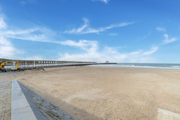 On the beach - Seafront apartment close to the casino (Blankenberge)