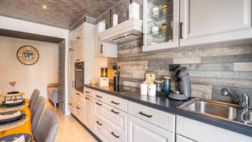 Réfrigérateur, four, plaque de cuisson, lave-vaisselle