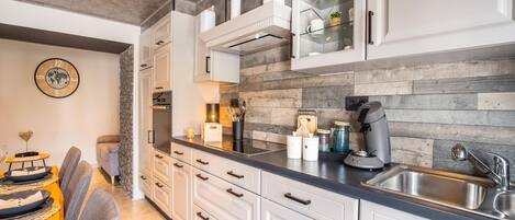 Réfrigérateur, four, plaque de cuisson, lave-vaisselle